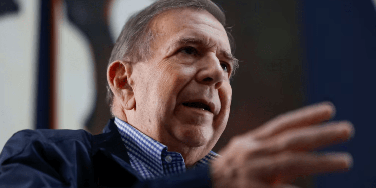 El ex candidato presidencial opositor en Venezuela, Edmundo González Urrutia, conversa con una periodista de la agencia Reuters en Madrid, España, durante una entrevista divulgada el viernes 20 de septiembre de 2024.