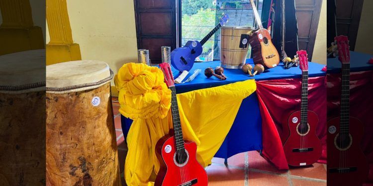 Primera Dama Nancy de Lacava entregó instrumentos musicales a niños de Juan José Mora