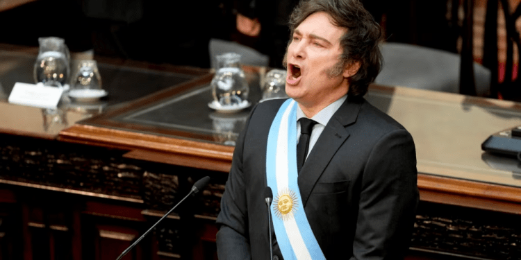 El presidente argentino Javier Milei canta el himno nacional de su país en el Congreso, en Buenos Aires, el 15 de septiembre de 2024.