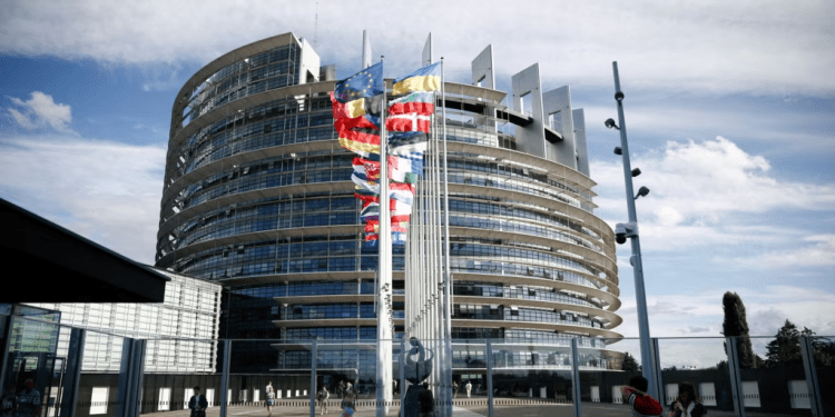 ARCHIVO - El edificio del Parlamento Europeo en la imagen el día de la primera sesión plenaria del parlamento recién elegido en Estrasburgo, Francia, el 16 de julio de 2024. REUTERS/Johanna Geron
