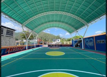 Reinauguran cancha de usos múltiples en la población Gañango de Puerto Cabello