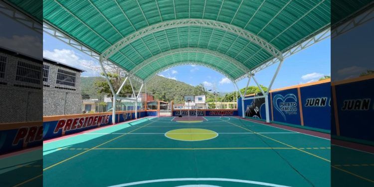 Reinauguran cancha de usos múltiples en la población Gañango de Puerto Cabello
