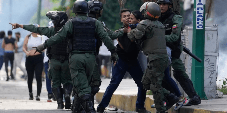 Militares venezolano arrestan a manifestantes contra los resultados electorales, en Caracas, el 29 de julio de 2024.