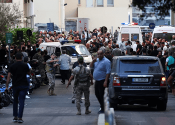 La gente se reúne fuera de un hospital mientras más de 1.000 personas, incluidos combatientes y médicos de Hezbolá, resultaron heridas cuando los buscapersonas que utilizan para comunicarse explotaron en el Líbano, en Beirut, Líbano, el 17 de septiembre de 2024.