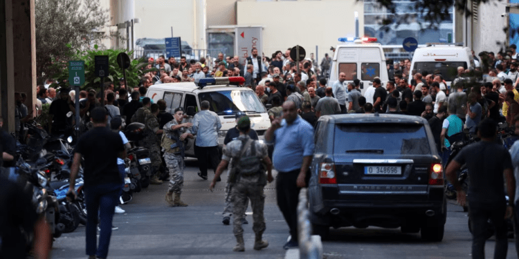 La gente se reúne fuera de un hospital mientras más de 1.000 personas, incluidos combatientes y médicos de Hezbolá, resultaron heridas cuando los buscapersonas que utilizan para comunicarse explotaron en el Líbano, en Beirut, Líbano, el 17 de septiembre de 2024.