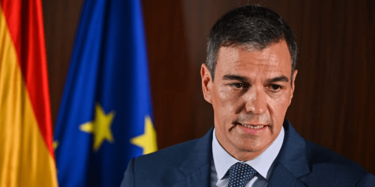 El presidente del Gobierno español, Pedro Sánchez, habla con la prensa en el parque industrial Mondragon, en Kunshan, China, el 11 de septiembre de 2024.
