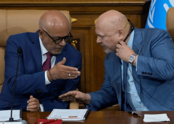 Jorge Rodríguez, presidente del parlamento venezolano y hombre de confianza de Nicolás Maduro, conversa con el fiscal de la Corte Penal Internacional, Karim Khan, en la sede del poder legislativo en Caracas, el 22 de abril de 2024.