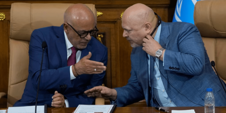 Jorge Rodríguez, presidente del parlamento venezolano y hombre de confianza de Nicolás Maduro, conversa con el fiscal de la Corte Penal Internacional, Karim Khan, en la sede del poder legislativo en Caracas, el 22 de abril de 2024.