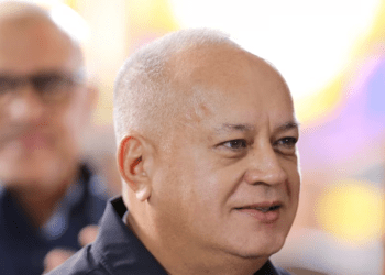 ARCHIVO - El ministro del Interior y Justicia de Venezuela, Diosdado Cabello, observa mientras el presidente Nicolás Maduro anuncia importantes cambios en su gabinete, en el Palacio de Miraflores, en Caracas, Venezuela, el 27 de agosto de 2024.