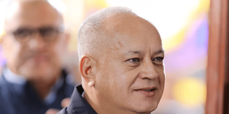 ARCHIVO - El ministro del Interior y Justicia de Venezuela, Diosdado Cabello, observa mientras el presidente Nicolás Maduro anuncia importantes cambios en su gabinete, en el Palacio de Miraflores, en Caracas, Venezuela, el 27 de agosto de 2024.