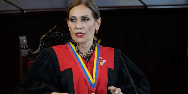 Caryslia Rodríguez, presidenta del Tribunal Supremo de Justicia y de la Sala Electoral, habla en Caracas el 22 de agosto de 2024. La funcionaria fue sancionada este jueves por Estados Unidos.