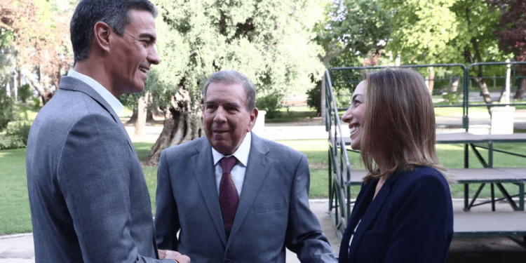 El presidente del gobierno español, Pedro Sánchez, recibe al candidato opositor venezolano Edmundo Gonzáles Urrutia y a su hija Carolina González en el Palacio de la Moncloa de Madrid, el 12 de septiembre de 2024.