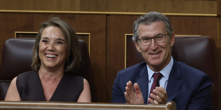 Alberto Núñez Feijoo, líder del Partido Popular, y la secretaria general de esa organización política, Cuca Gamarra, celebran la aprobación de una moción para reconocer a Edmundo González como presidente electo de Venezuela, en Madrid.