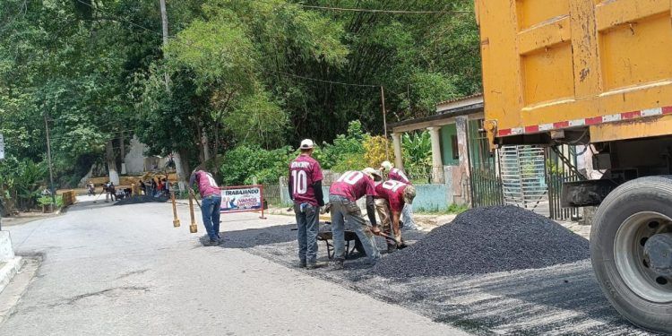 Alcaldía de Puerto Cabello inició labores de asfaltado en el pueblo de Goaigoaza