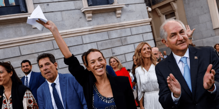 Carolina González, hija del excandidato presidencial opositor, Edmundo González Urrutia, participó en una concentración de venezolanos en Madrid.