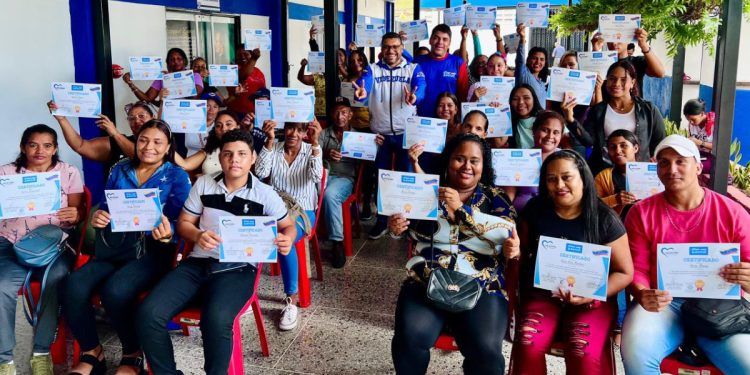 Alcaldía de Juan José Mora entregó certificados a promotores del programa “Emprender Juntos”