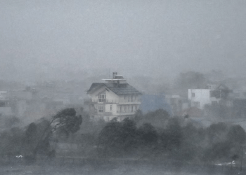 El agua es arrastrada por fuertes vientos hacia la orilla del lago Phuong Luu cuando el súper tifón Yagi golpea Hai Phong en el norte de Vietnam el 7 de septiembre de 2024.