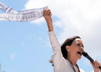 La líder opositora María Corina Machado sostiene actas de recuento de votos durante una protesta un mes después de las elecciones. En Caracas, Venezuela, el 28 de agosto de 2024.
