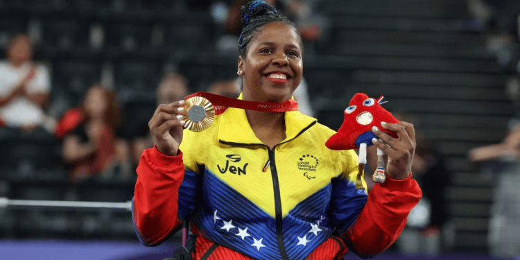 La atleta paralímpica venezolana Clara Fuentes posa al recibir su medalla dorada en los Juegos Paralímpicos de París, en París, el 5 de septiembre de 2024.