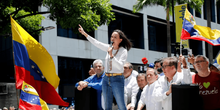 La líder de la oposición María Corina Machado encabeza una protesta contra la reelección del presidente Nicolás Maduro un mes después de la disputada votación presidencial que, según ella, la oposición ganó por abrumadora mayoría (Foto AP/Ariana cubillos)