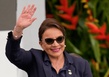 ARCHIVO: La presidenta hondureña Xiomara Castro saluda durante la ceremonia de juramentación del presidente colombiano Gustavo Petro, el 7 de agosto de 2022, en Bogotá, Colombia.