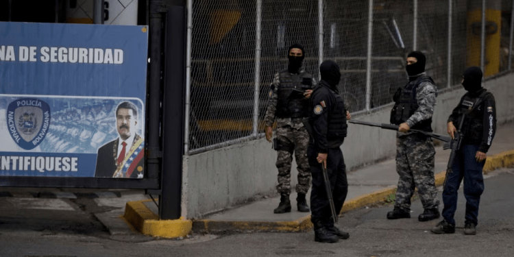 Agentes de la policía política venezolana custodian la sede del Servicio Bolivariano de Inteligencia Nacional (SEBIN) en Caracas, en mayo de 2018.