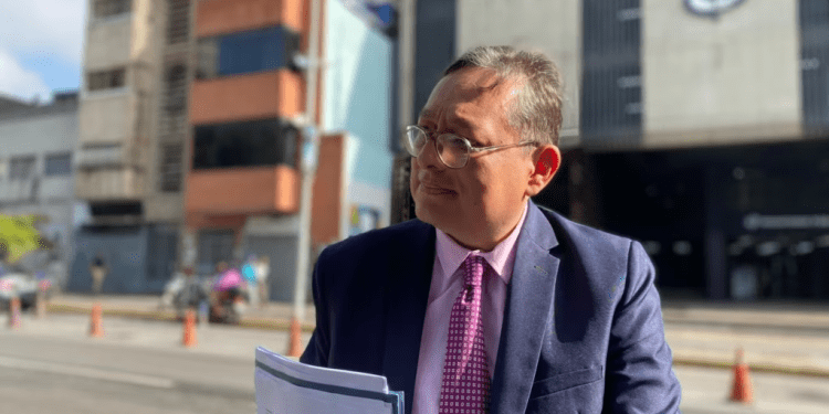 José Vicente Haro, abogado del excandidato presidencial Edmundo González Urrutia lleva un documento al Ministerio Público.