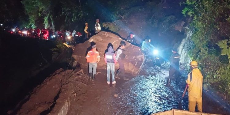 Aragua: Carretera de Choroní incomunicada por deslizamientos de tierra