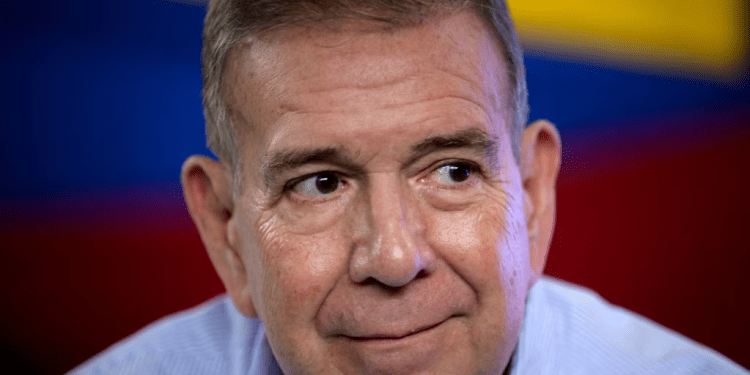 Edmundo González Urrutia, candidato presidencial de la oposición venezolana, participa en un acto político en Caracas el 31 de mayo de 2024.