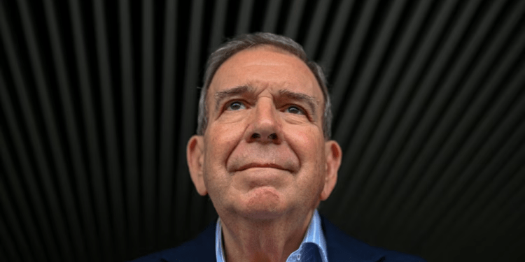 ARCHIVO - El candidato presidencial de la oposición venezolana por el partido Plataforma Unitaria Democrática, Edmundo González Urrutia, asiste a una reunión con trabajadores de la salud en Caracas el 18 de junio de 2024.