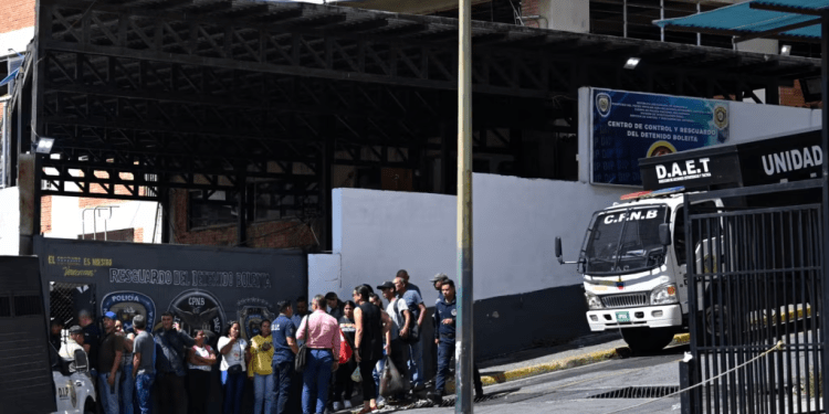 ARCHIVO - Familiares de personas detenidas durante las últimas protestas esperan noticias afuera del Centro de Detención de la Policía Nacional Bolivariana (PNB) conocido como Zona 7, en Caracas el 1 de agosto de 2024. AFP