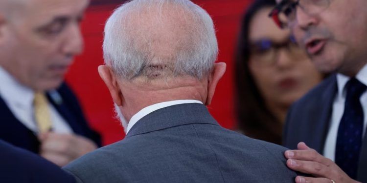 En la imagen aparece de espaldas el presidente brasileño Luiz Inácio Lula da Silva, quien un golpe en la cabeza días antes, lo llevó a cancelar viajes. [Foto en Brasilia, Brasil, 25 de octubre de 2024. REUTERS/Adriano Machado]