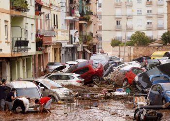 Los residentes observan los autos amontonados luego de ser arrastrados por las inundaciones en Valencia, España, el miércoles 30 de octubre de 2024. (Foto AP/Alberto Saíz).