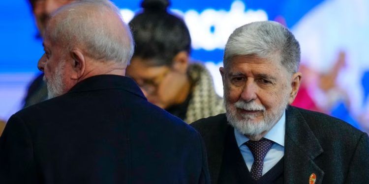 Celso Amorim, asesor del presidente brasileño Luiz Inácio Lula da Silva, de espaldas en la foto, asiste al acto de firma de un acuerdo espacial con el gobierno chileno en Santiago de Chile, el 6 de agosto de 2024. (ARCHIVO: AP)
