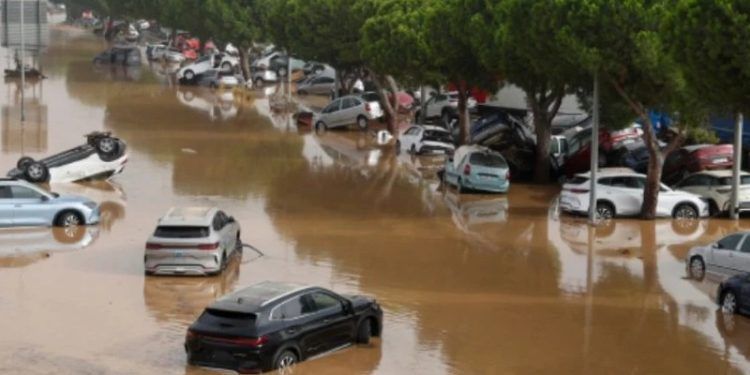 España: Aumentan a 64 las victimas fatales por las inundaciones en Valencia y Castilla-La Mancha