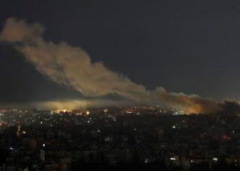 Columnas de humo se elevan en el sitio de un ataque aéreo israelí en Daniheh, Líbano, el 25 de octubre de 2024.