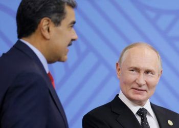 El presidente de Rusia, Vladimir Putin, comparte con el presidente de Venezuela, Nicolás Maduro, al margen de la cumbre BRICS en Kazán el 23 de octubre de 2024.