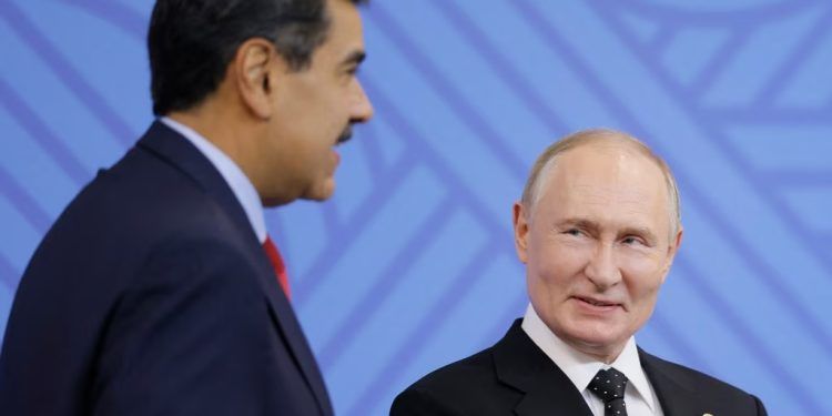 El presidente de Rusia, Vladimir Putin, comparte con el presidente de Venezuela, Nicolás Maduro, al margen de la cumbre BRICS en Kazán el 23 de octubre de 2024.