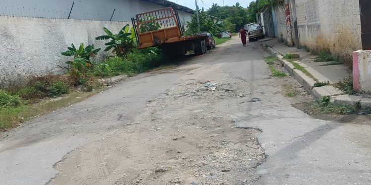 Residentes de El Milagro en Puerto Cabello solicitan un plan de asfaltado