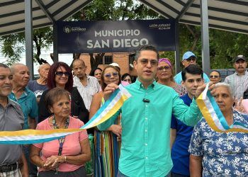 Alcalde de San Diego puso en funcionamiento parada de transporte público en la intercomunal Julio Centeno
