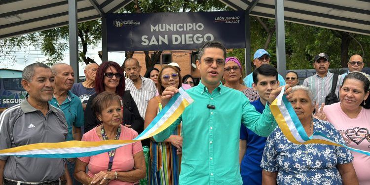 Alcalde de San Diego puso en funcionamiento parada de transporte público en la intercomunal Julio Centeno