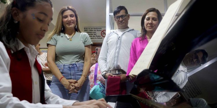 Nancy de Lacava dona piano y telas para uniformes a la Escuela Municipal de Música “Augusto Brandt”