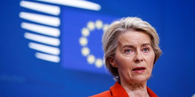 La presidenta de la Comisión Europea Ursula von der Leyen participa en una conferencia de prensa en Bruselas, Bélgica, el 17 de octubre de 2024. El bloque ha atendido distintos temas en su cumbre, entre ellas el caso venezolano.