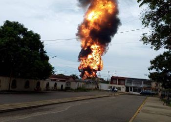 Zulia: Un rayo generó enorme incendio en tanque de petróleo en La Salina – Cabimas (+ Videos)