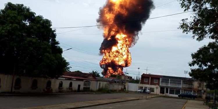 Zulia: Un rayo generó enorme incendio en tanque de petróleo en La Salina – Cabimas (+ Videos)
