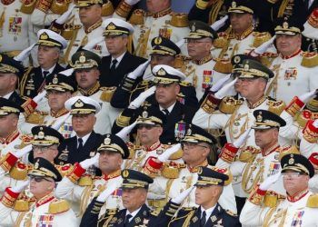 Oficiales militares venezolanos saludan durante el desfile militar del Día de la Independencia en Caracas, Venezuela, el viernes 5 de julio de 2024. Venezuela conmemora 213 años de independencia de España.