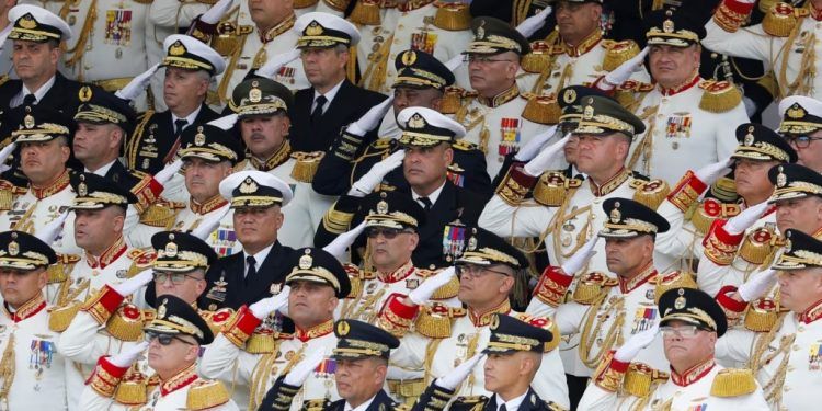 Oficiales militares venezolanos saludan durante el desfile militar del Día de la Independencia en Caracas, Venezuela, el viernes 5 de julio de 2024. Venezuela conmemora 213 años de independencia de España.