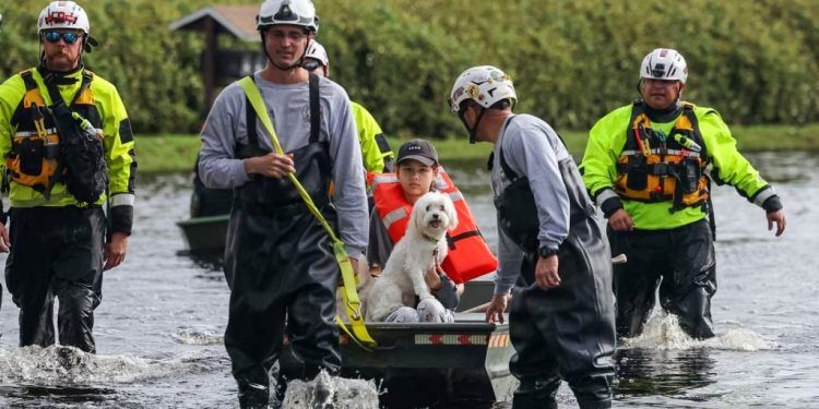 Florida: Victimas se abren paso por calles inundadas y recogen escombros tras el devastador Milton