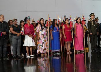 Con la izada del tricolor nacional en el Panteón Nacional, se dió inicio a actos del Día de la Resistencia Indígena