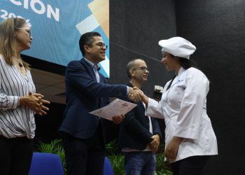Carabobo: Alcalde León Jurado entregó certificados a 160 nuevos profesionales en especialidades gastronómicas (+Imágenes)